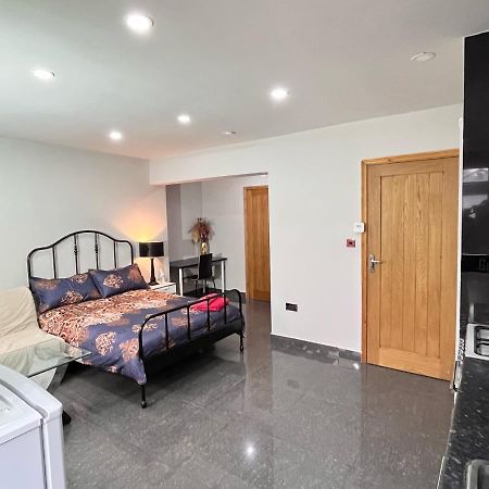 Full Studio Near Heathrow Airport & London Hayes  Ngoại thất bức ảnh