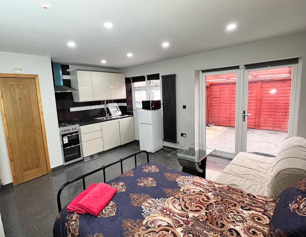 Full Studio Near Heathrow Airport & London Hayes  Ngoại thất bức ảnh