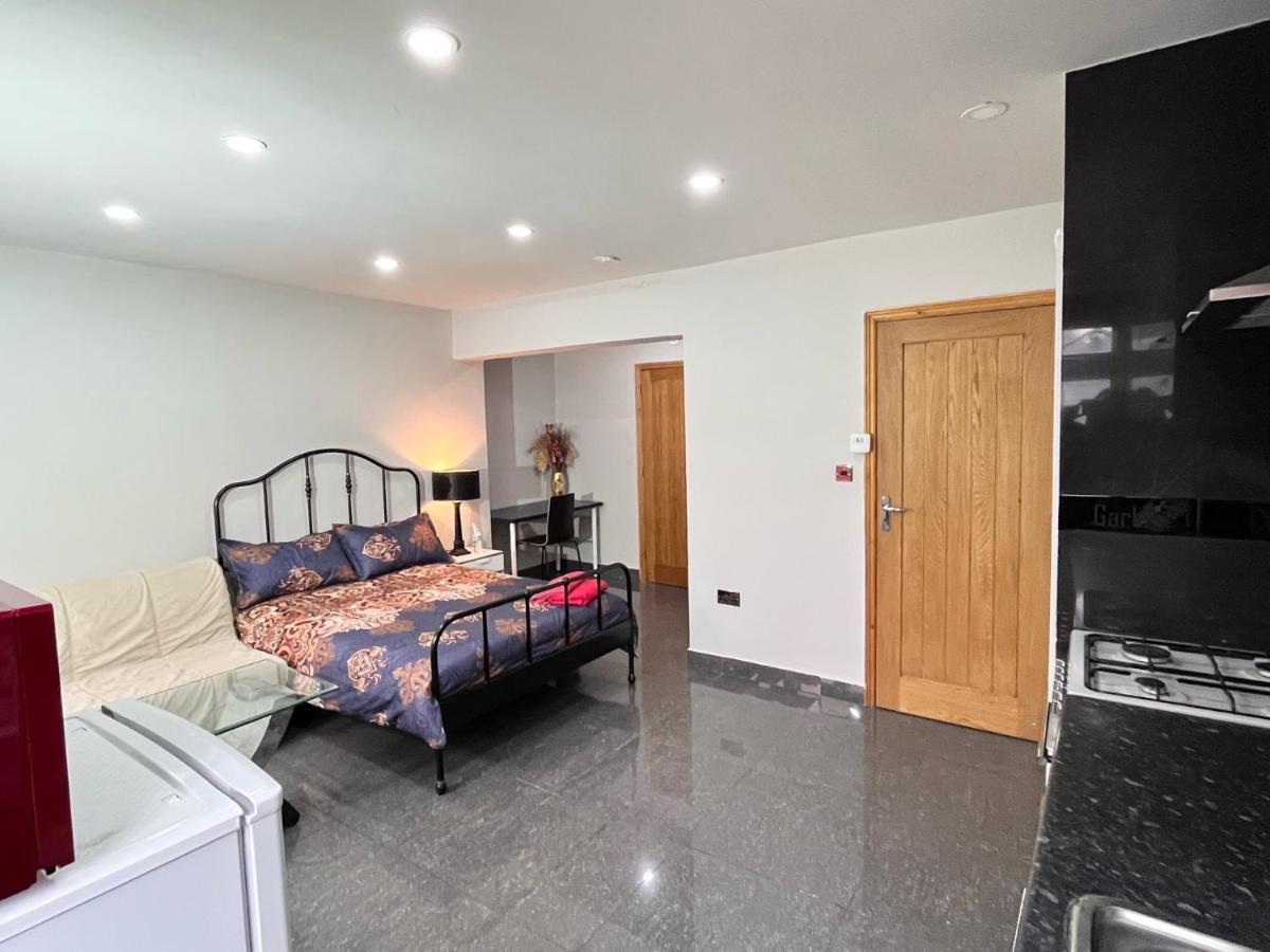 Full Studio Near Heathrow Airport & London Hayes  Ngoại thất bức ảnh